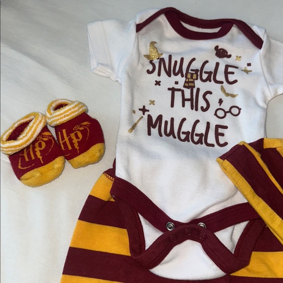 Harry Potter Baby Clothes Set Bodysuit, Pants, Hat and Socks Size 0-3 Months - Picture 2 of 7